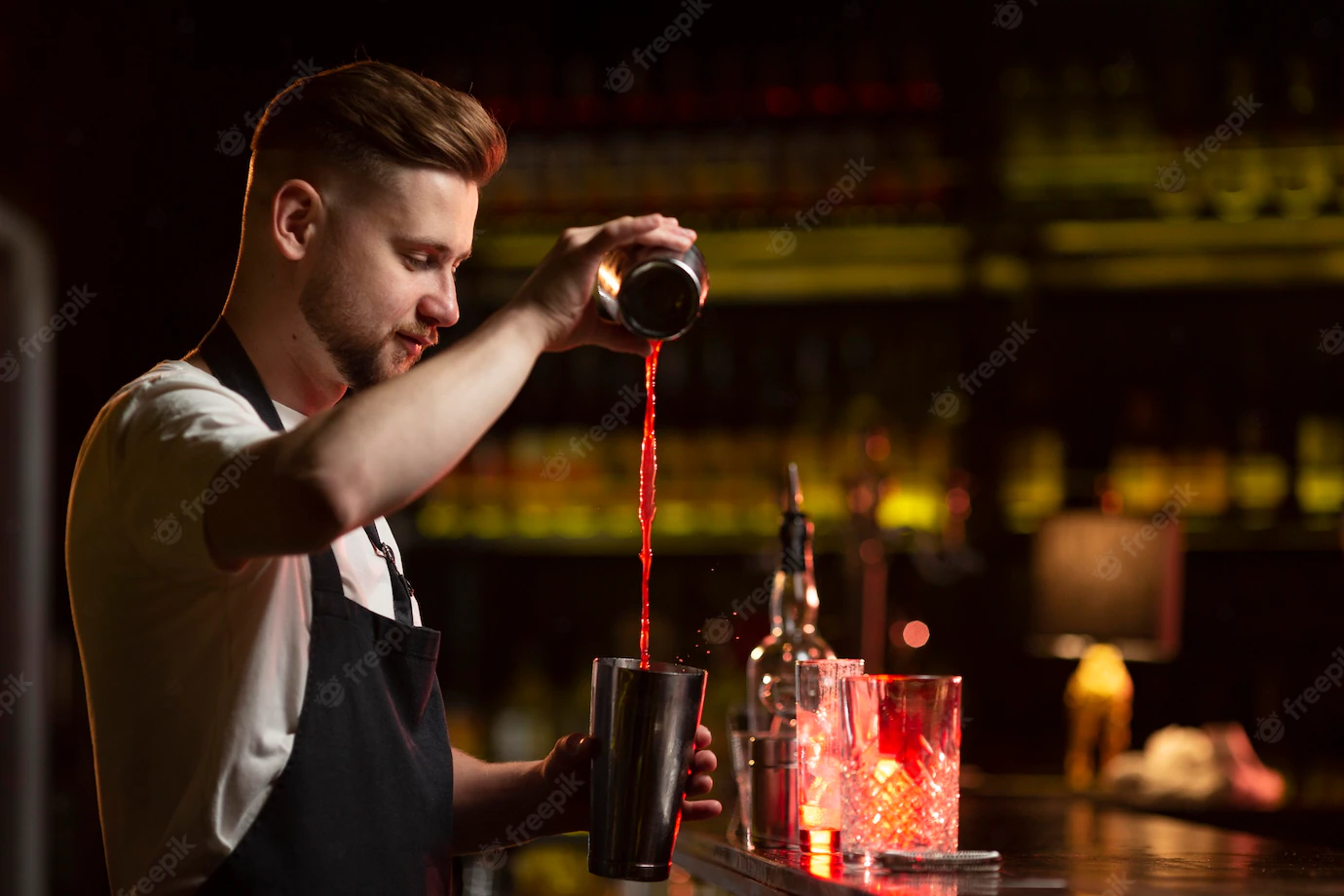 barman-preparando-um-coquetel-com-uma-coqueteleira_23-2149093612